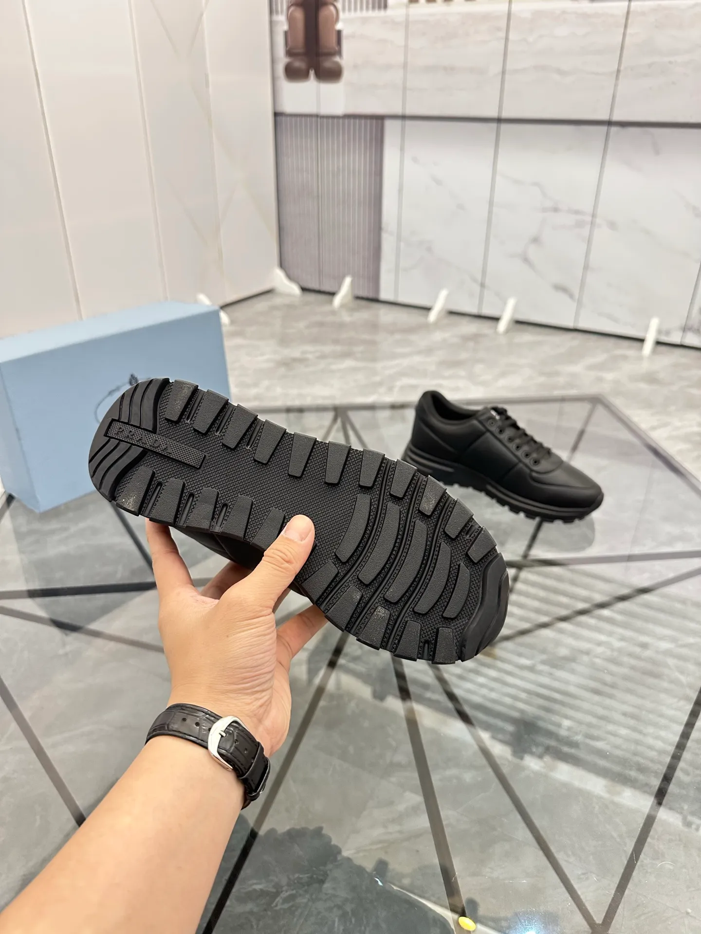 Men's shoes: 💰P440¥ Product trademark: Prada *"Prada*" low-top casual shoes Regular size: 38-44 (can be customized to 45.46) Product materials: imported cowhide upper, sheepskin lining, original outsole. Number: 835